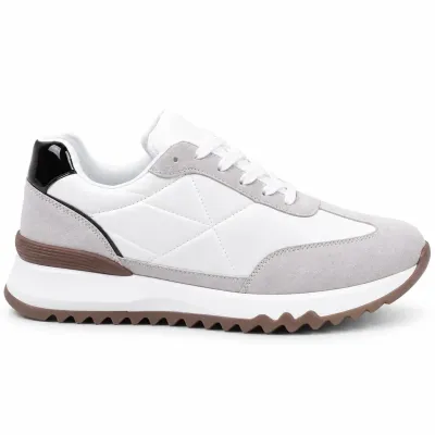 Sneakers homme S-2273-BC blanches et grises, tige synthétique, lacets blancs et semelle extérieure en caoutchouc marron crantée.