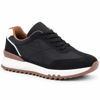 Sneakers homme noires S-2273-N avec tige synthétique, lacets noirs, détails blancs et semelle blanche à finition crantée marron.