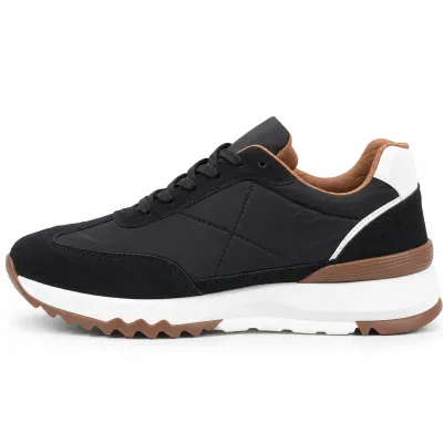 Sneakers homme noires S-2273-N avec tige synthétique, lacets noirs, détails blancs et semelle blanche à finition crantée marron.