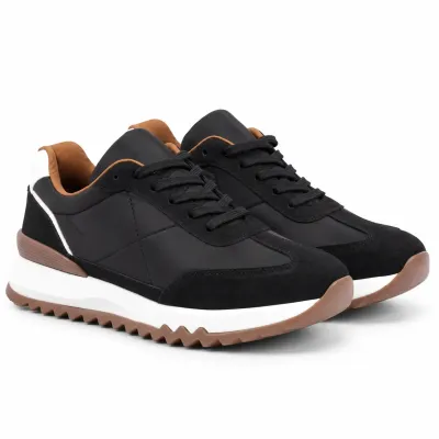 Sneakers homme noires S-2273-N avec tige synthétique, lacets noirs, détails blancs et semelle blanche à finition crantée marron.