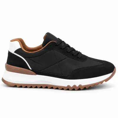 Sneakers homme noires S-2273-N avec tige synthétique, lacets noirs, détails blancs et semelle blanche à finition crantée marron.