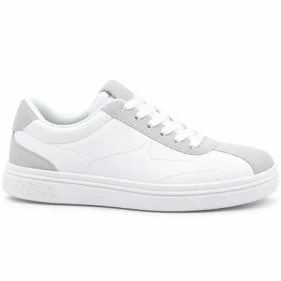 Sneakers homme S-FA-49-BC blanches avec empiècements gris clair, lacets blancs, tige synthétique et semelle en caoutchouc blanc.