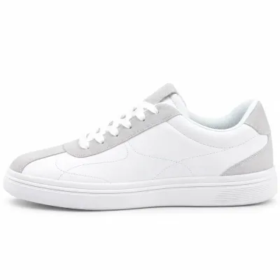 Sneakers homme S-FA-49-BC blanches avec empiècements gris clair, lacets blancs, tige synthétique et semelle en caoutchouc blanc.