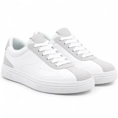 Sneakers homme S-FA-49-BC blanches avec empiècements gris clair, lacets blancs, tige synthétique et semelle en caoutchouc blanc.