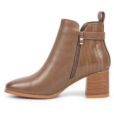 Boots femme LOV'IT LT-FR691-K taupe, vue extérieure avec empiècements effet croco, bride à boucle dorée et talon bloc de 6 cm.