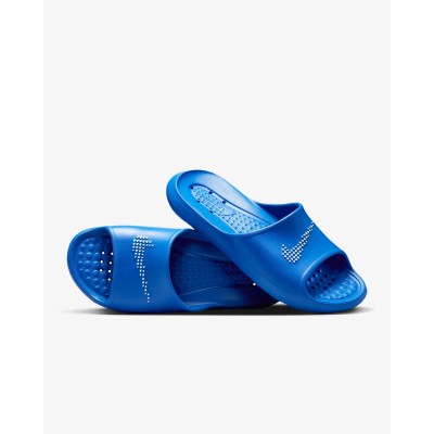 Nike Victori One Shower Slide bleu - Référence CZ5478-401 - Confort et style pour vos moments de détente. Nike Victori One Shower Slide bleu - Référence CZ5478-401 - Confort et style pour vos moments de détente.