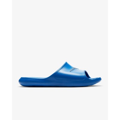 Nike Victori One Shower Slide bleu - Référence CZ5478-401 - Confort et style pour vos moments de détente. Nike Victori One Shower Slide bleu - Référence CZ5478-401 - Confort et style pour vos moments de détente.