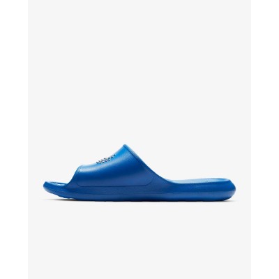 Nike Victori One Shower Slide bleu - Référence CZ5478-401 - Confort et style pour vos moments de détente. Nike Victori One Shower Slide bleu - Référence CZ5478-401 - Confort et style pour vos moments de détente.