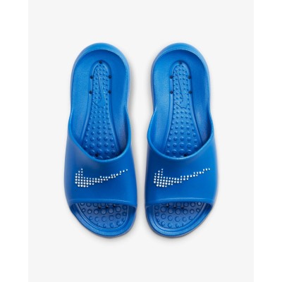 Nike Victori One Shower Slide bleu - Référence CZ5478-401 - Confort et style pour vos moments de détente. Nike Victori One Shower Slide bleu - Référence CZ5478-401 - Confort et style pour vos moments de détente.