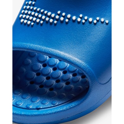 Nike Victori One Shower Slide bleu - Référence CZ5478-401 - Confort et style pour vos moments de détente. Nike Victori One Shower Slide bleu - Référence CZ5478-401 - Confort et style pour vos moments de détente.