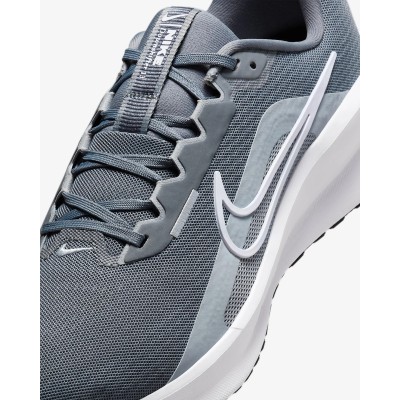 Nike Downshifter 13 gris - Référence FD6454-010 - Chaussure de sport running confortable et performante. Nike Downshifter 13 gris - Référence FD6454-010 - Chaussure de sport running confortable et performante.