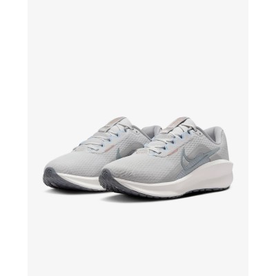 Nike Downshifter 13 Femme gris - Référence FD6454-006 - Chaussure de sport running légère et confortable. Nike Downshifter 13 Femme gris - Référence FD6454-006 - Chaussure de sport running légère et confortable.