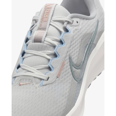 Nike Downshifter 13 Femme gris - Référence FD6454-006 - Chaussure de sport running légère et confortable. Nike Downshifter 13 Femme gris - Référence FD6454-006 - Chaussure de sport running légère et confortable.