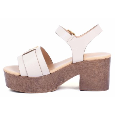 Sandale femme à talon beige Andrea Bruni en cuir, référence AB-109-2-BG, chic et confortable pour des occasions spéciales. Sandale femme à talon beige Andrea Bruni en cuir, référence AB-109-2-BG, chic et confortable pour des occasions spéciales.