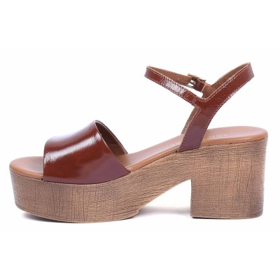 Sandale femme à talon marron Andrea Bruni en cuir, référence AB-109-1-MARRON, chic et confortable pour des occasions spéciales. Sandale femme à talon marron Andrea Bruni en cuir, référence AB-109-1-MARRON, chic et confortable pour des occasions spéciales.