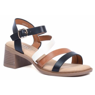 Sandale pour femme noire, modèle YSD7-1-N – sobre et élégante. Sandale pour femme noire, modèle YSD7-1-N – sobre et élégante.