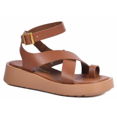 Sandale femme en cuir camel, modèle AB-049-1-C signé Andrea Bruni – semelle compensée, design croisé et maintien confortable. Sandale femme en cuir camel, modèle AB-049-1-C signé Andrea Bruni – semelle compensée, design croisé et maintien confortable.