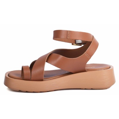 Sandale femme en cuir camel, modèle AB-049-1-C signé Andrea Bruni – semelle compensée, design croisé et maintien confortable. Sandale femme en cuir camel, modèle AB-049-1-C signé Andrea Bruni – semelle compensée, design croisé et maintien confortable.