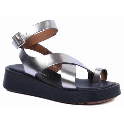 Sandale femme en cuir argenté, modèle AB-049-1-AR signé Andrea Bruni – semelle compensée, design croisé et maintien confortable. Sandale femme en cuir argenté, modèle AB-049-1-AR signé Andrea Bruni – semelle compensée, design croisé et maintien confortable.