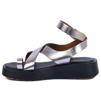 Sandale femme en cuir argenté, modèle AB-049-1-AR signé Andrea Bruni – semelle compensée, design croisé et maintien confortable. Sandale femme en cuir argenté, modèle AB-049-1-AR signé Andrea Bruni – semelle compensée, design croisé et maintien confortable.