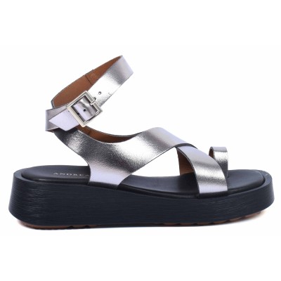 Sandale femme en cuir argenté, modèle AB-049-1-AR signé Andrea Bruni – semelle compensée, design croisé et maintien confortable. Sandale femme en cuir argenté, modèle AB-049-1-AR signé Andrea Bruni – semelle compensée, design croisé et maintien confortable.