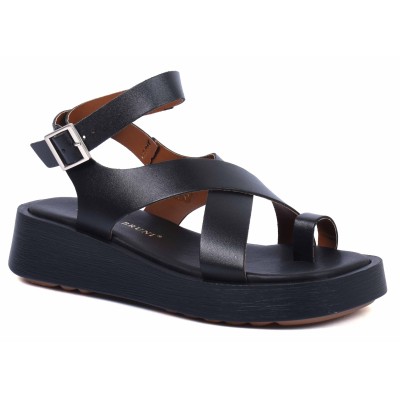 Sandale femme en cuir noir, modèle AB-049-1-N signé Andrea Bruni – semelle compensée, design croisé et maintien confortable. Sandale femme en cuir noir, modèle AB-049-1-N signé Andrea Bruni – semelle compensée, design croisé et maintien confortable.