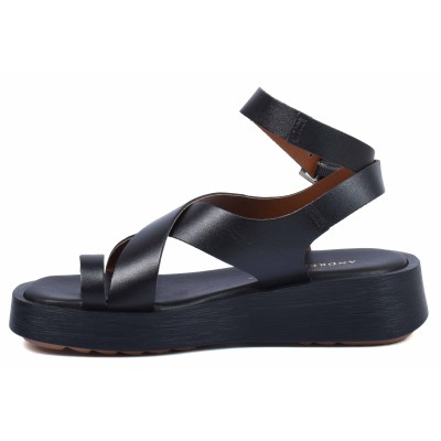 Sandale femme en cuir noir, modèle AB-049-1-N signé Andrea Bruni – semelle compensée, design croisé et maintien confortable. Sandale femme en cuir noir, modèle AB-049-1-N signé Andrea Bruni – semelle compensée, design croisé et maintien confortable.