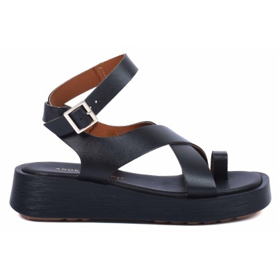 Sandale femme en cuir noir, modèle AB-049-1-N signé Andrea Bruni – semelle compensée, design croisé et maintien confortable. Sandale femme en cuir noir, modèle AB-049-1-N signé Andrea Bruni – semelle compensée, design croisé et maintien confortable.