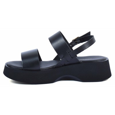 Sandale femme en cuir noir, modèle AB-168-2-N signé Andrea Bruni – bride arrière ajustable, semelle compensée confortable. Sandale femme en cuir noir, modèle AB-168-2-N signé Andrea Bruni – bride arrière ajustable, semelle compensée confortable.