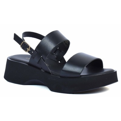 Sandale femme en cuir noir, modèle AB-168-2-N signé Andrea Bruni – bride arrière ajustable, semelle compensée confortable. Sandale femme en cuir noir, modèle AB-168-2-N signé Andrea Bruni – bride arrière ajustable, semelle compensée confortable.