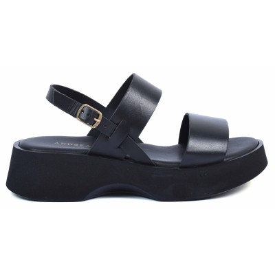 Sandale femme en cuir noir, modèle AB-168-2-N signé Andrea Bruni – bride arrière ajustable, semelle compensée confortable. Sandale femme en cuir noir, modèle AB-168-2-N signé Andrea Bruni – bride arrière ajustable, semelle compensée confortable.