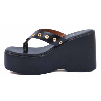 Sabot femme en cuir noir, modèle AB-518-53-N signé Andrea Bruni Sabot femme en cuir noir, modèle AB-518-53-N signé Andrea Bruni