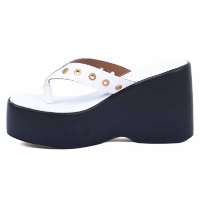 Sabot femme en cuir blanc, modèle AB-518-53-BL signé Andrea Bruni Sabot femme en cuir blanc, modèle AB-518-53-BL signé Andrea Bruni