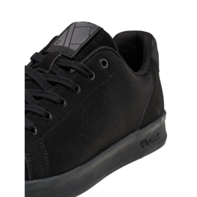 Basket homme Hummel COURT LINE WT – Réf. 225946-2267 – Couleur noir, chaussure tendance et confortable. Basket homme Hummel COURT LINE WT – Réf. 225946-2267 – Couleur noir, chaussure tendance et confortable.