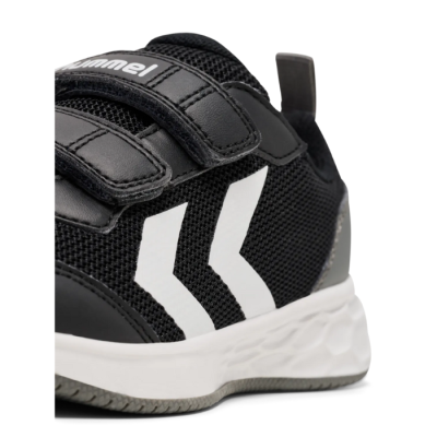 Basket enfant Hummel TURBO RUN 1.0 JR – Réf. 226346-2001 – Couleur noir, chaussure légère et tendance. Basket enfant Hummel TURBO RUN 1.0 JR – Réf. 226346-2001 – Couleur noir, chaussure légère et tendance.