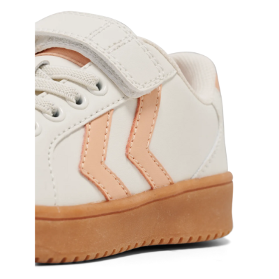 Basket enfant Hummel DERBY COURT JR – Réf. 226694-9806 – Couleur blanc, chaussure tendance et confortable. Basket enfant Hummel DERBY COURT JR – Réf. 226694-9806 – Couleur blanc, chaussure tendance et confortable.