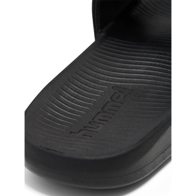 Claquette homme Hummel HML LEAD POOL SLIDE – Réf. 228256-2001 – Couleur noir, parfaite pour la piscine ou la plage. Claquette homme Hummel HML LEAD POOL SLIDE – Réf. 228256-2001 – Couleur noir, parfaite pour la piscine ou la plage.