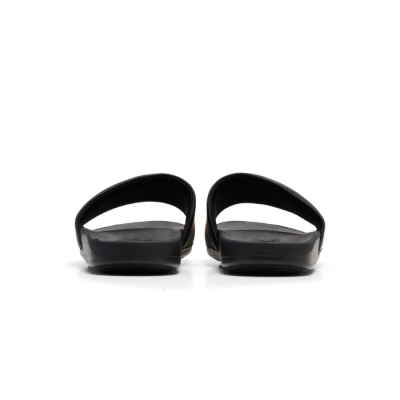 Claquette homme Hummel HML LEAD POOL SLIDE – Réf. 228256-2001 – Couleur noir, parfaite pour la piscine ou la plage. Claquette homme Hummel HML LEAD POOL SLIDE – Réf. 228256-2001 – Couleur noir, parfaite pour la piscine ou la plage.