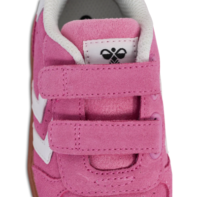 Basket enfant Hummel VICTORY SUEDE II INFANT – Réf. 230238-3195 – Couleur rose, respirante et confortable. Basket enfant Hummel VICTORY SUEDE II INFANT – Réf. 230238-3195 – Couleur rose, respirante et confortable.