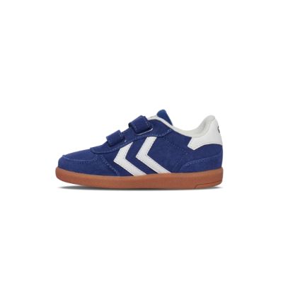Basket enfant Hummel VICTORY SUEDE II INFANT – Réf. 230238-7149 – Couleur bleu, respirante et confortable. Basket enfant Hummel VICTORY SUEDE II INFANT – Réf. 230238-7149 – Couleur bleu, respirante et confortable.