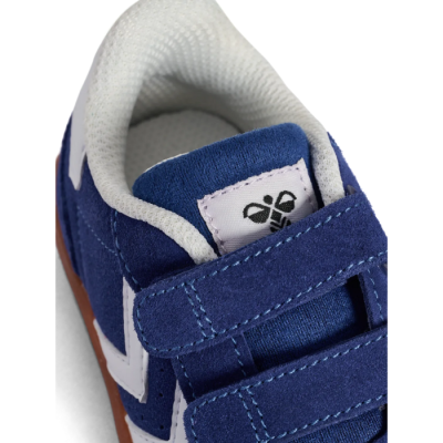Basket enfant Hummel VICTORY SUEDE II INFANT – Réf. 230238-7149 – Couleur bleu, respirante et confortable. Basket enfant Hummel VICTORY SUEDE II INFANT – Réf. 230238-7149 – Couleur bleu, respirante et confortable.