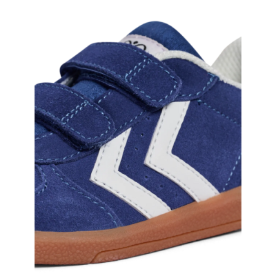 Basket enfant Hummel VICTORY SUEDE II INFANT – Réf. 230238-7149 – Couleur bleu, respirante et confortable. Basket enfant Hummel VICTORY SUEDE II INFANT – Réf. 230238-7149 – Couleur bleu, respirante et confortable.