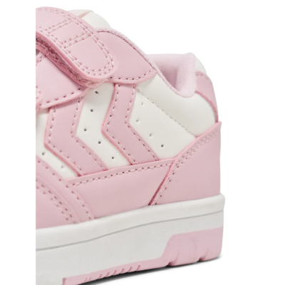 Basket enfant Hummel CAMDEN JR – Réf. 213401-3220 – Couleur rose, tendance et confortable. Basket enfant Hummel CAMDEN JR – Réf. 213401-3220 – Couleur rose, tendance et confortable.