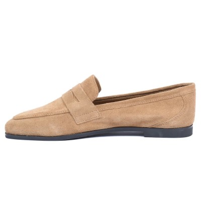 Mocassin Penny Loafer plat femme Andrea Bruni en daim camel (marron clair), semelle noire. Réf. AB-BAL6-DM. Mocassin Penny Loafer plat femme Andrea Bruni en daim camel (marron clair), semelle noire. Réf. AB-BAL6-DM.
