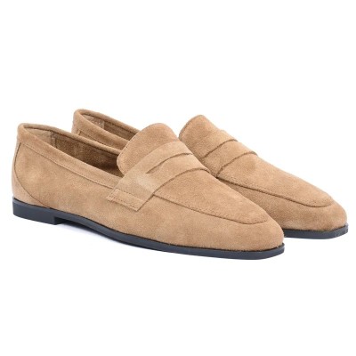 Mocassin Penny Loafer plat femme Andrea Bruni en daim camel (marron clair), semelle noire. Réf. AB-BAL6-DM. Mocassin Penny Loafer plat femme Andrea Bruni en daim camel (marron clair), semelle noire. Réf. AB-BAL6-DM.