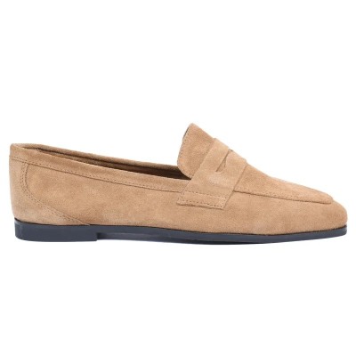 Mocassin Penny Loafer plat femme Andrea Bruni en daim camel (marron clair), semelle noire. Réf. AB-BAL6-DM. Mocassin Penny Loafer plat femme Andrea Bruni en daim camel (marron clair), semelle noire. Réf. AB-BAL6-DM.