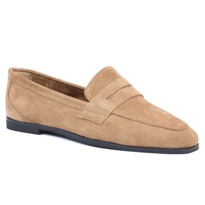 Mocassin Penny Loafer plat femme Andrea Bruni en daim camel (marron clair), semelle noire. Réf. AB-BAL6-DM. Mocassin Penny Loafer plat femme Andrea Bruni en daim camel (marron clair), semelle noire. Réf. AB-BAL6-DM.