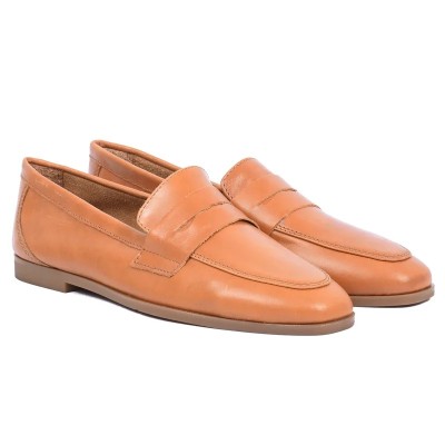 Mocassin Penny Loafer plat femme Andrea Bruni en cuir lisse cognac, semelle fine marron clair Chaussure élégante Réf AB-BAL6-C Mocassin Penny Loafer plat femme Andrea Bruni en cuir lisse cognac, semelle fine marron clair Chaussure élégante Réf AB-BAL6-C