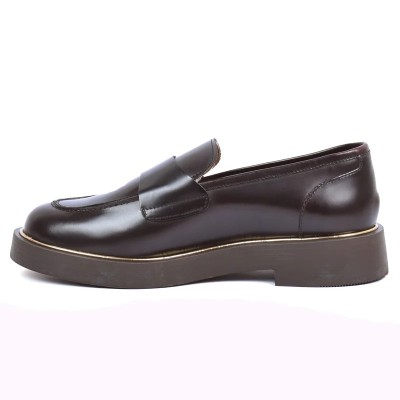 Mocassin Penny Loafer femme Andrea Bruni 100% cuir marron foncé, semelle épaisse noire avec liseré doré. Réf. AB-360-4-M. Mocassin Penny Loafer femme Andrea Bruni 100% cuir marron foncé, semelle épaisse noire avec liseré doré. Réf. AB-360-4-M.