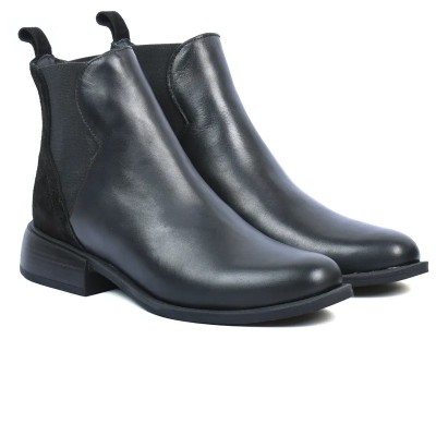 Boots Chelsea femme Andrea Bruni 100% cuir noir, empiècements élastiques et talon bas. Bout rond Réf AB-109-3-N Boots Chelsea femme Andrea Bruni 100% cuir noir, empiècements élastiques et talon bas. Bout rond Réf AB-109-3-N